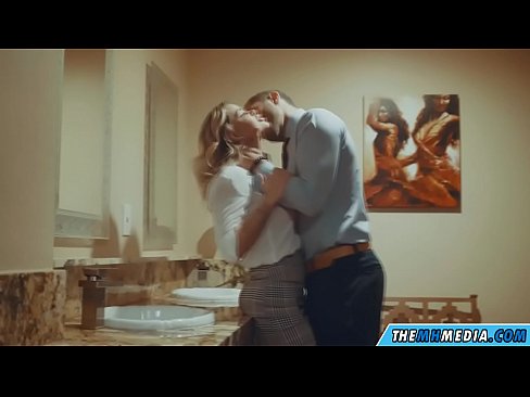 ❤️ Þegar busty ljóska tælir þig á almenningssalerni Klám hjá okkur is.hentaiteca.ru